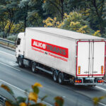 Semirremolque de transporte estacionado en logística representando la opción de alquiler Alicotrans